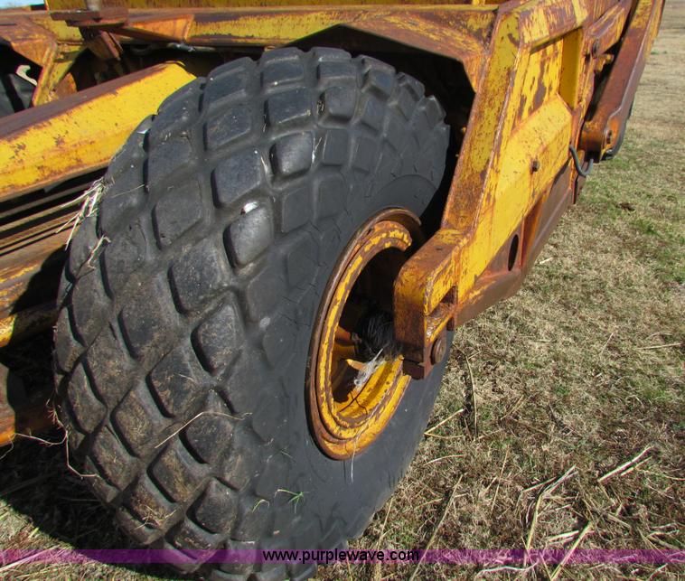 image for item H7276 Caterpillar DW10 scraper