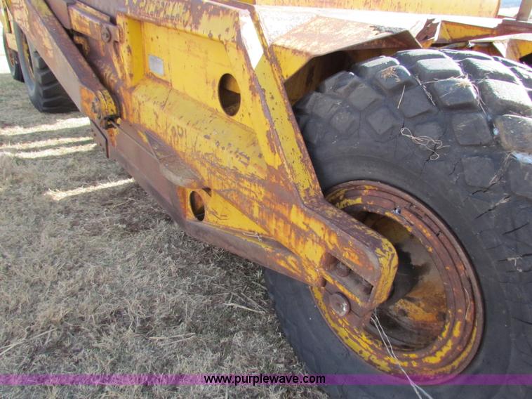 image for item H7276 Caterpillar DW10 scraper