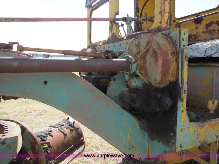 image for item H7277 Caterpillar 12 motor grader