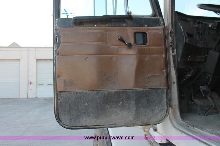 image for item H8419 1992 Peterbilt 357 dump truck