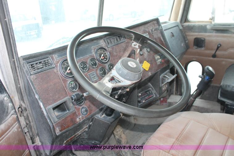 image for item H8419 1992 Peterbilt 357 dump truck