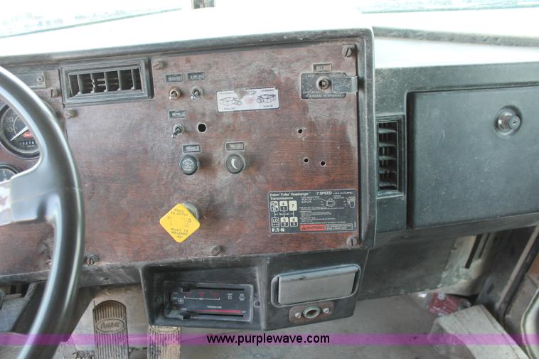 image for item H8419 1992 Peterbilt 357 dump truck