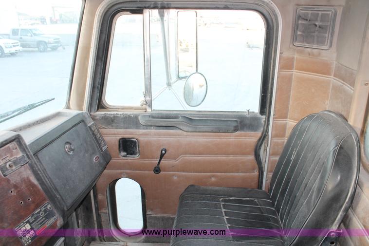 image for item H8419 1992 Peterbilt 357 dump truck