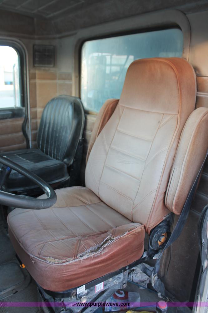 image for item H8419 1992 Peterbilt 357 dump truck