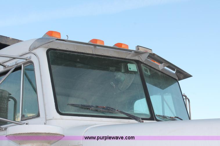 image for item H8419 1992 Peterbilt 357 dump truck