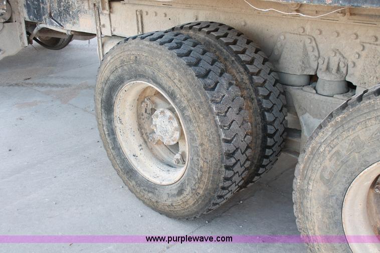 image for item H8419 1992 Peterbilt 357 dump truck