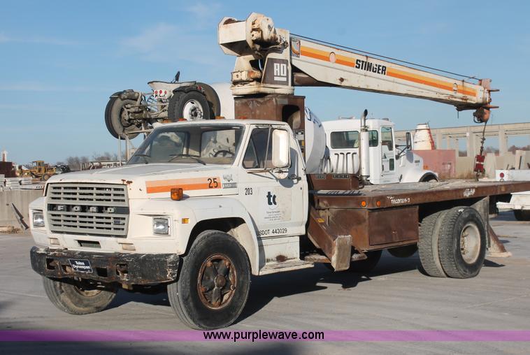 image for item H8421 1982 Ford 8000 crane truck