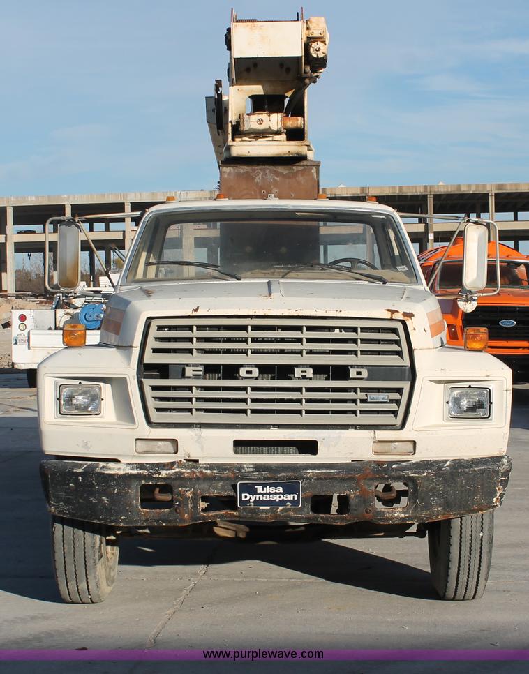 image for item H8421 1982 Ford 8000 crane truck