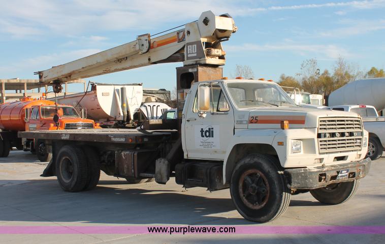 image for item H8421 1982 Ford 8000 crane truck