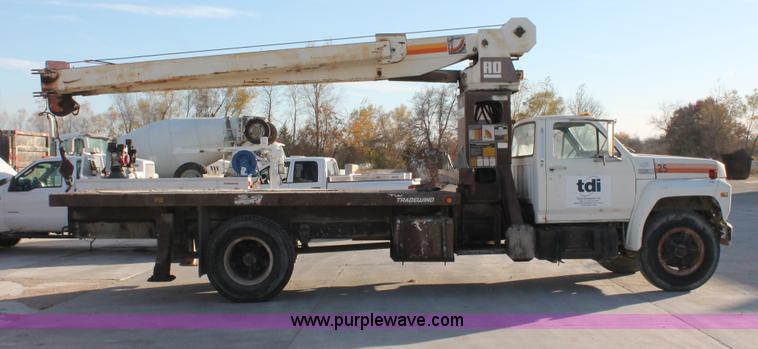image for item H8421 1982 Ford 8000 crane truck