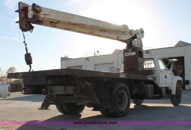 image for item H8421 1982 Ford 8000 crane truck