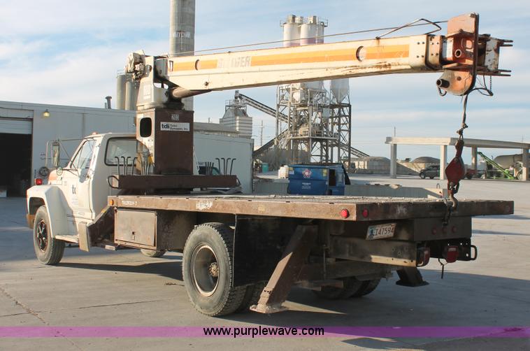 image for item H8421 1982 Ford 8000 crane truck