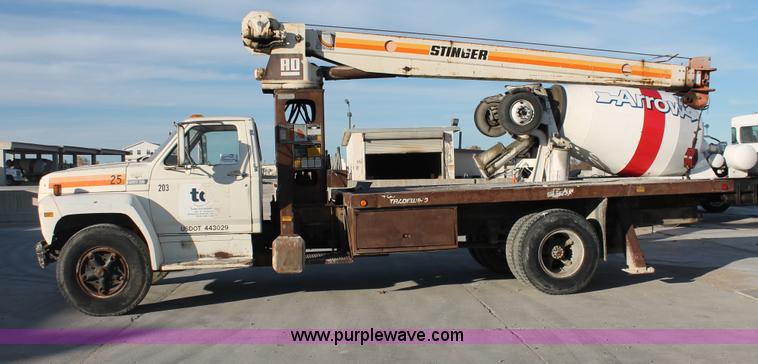 image for item H8421 1982 Ford 8000 crane truck