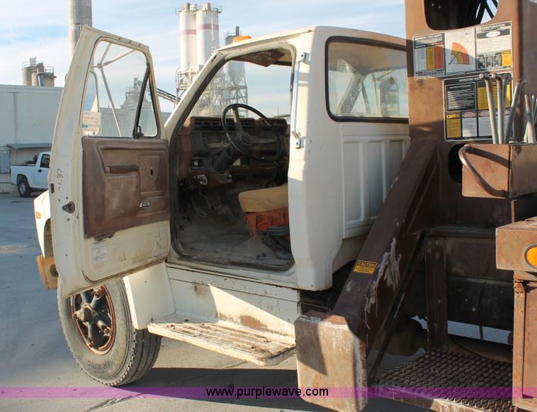 image for item H8421 1982 Ford 8000 crane truck