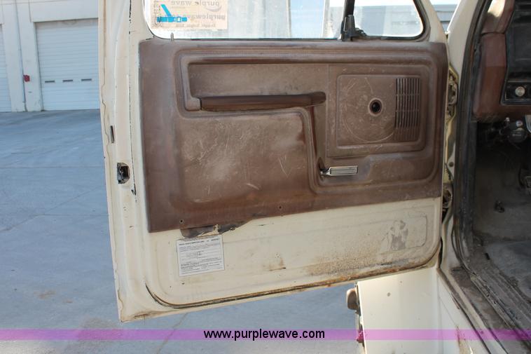 image for item H8421 1982 Ford 8000 crane truck