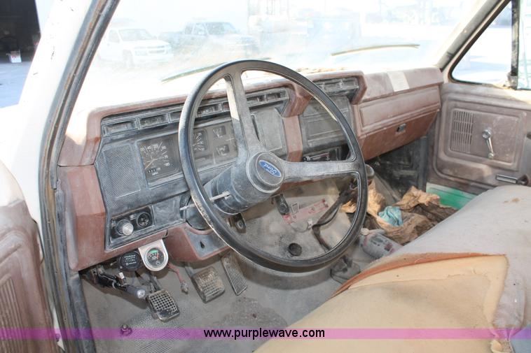 image for item H8421 1982 Ford 8000 crane truck