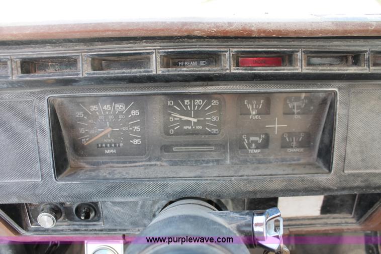 image for item H8421 1982 Ford 8000 crane truck