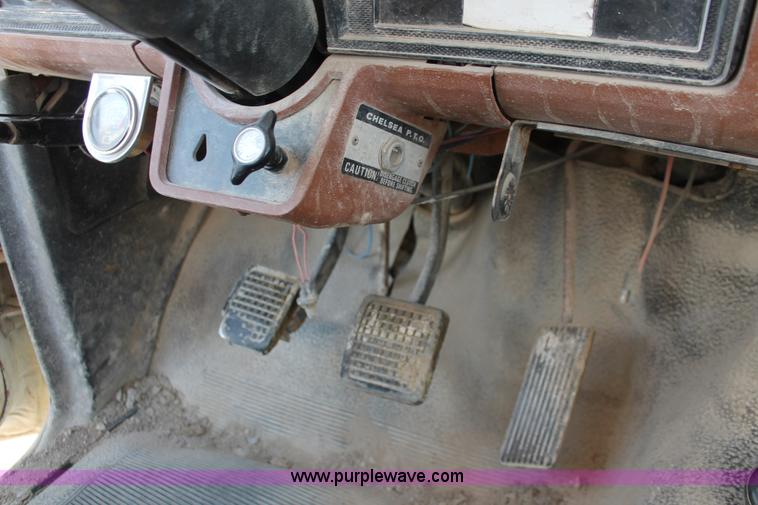 image for item H8421 1982 Ford 8000 crane truck