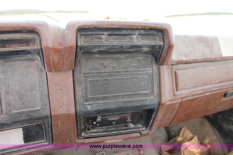 image for item H8421 1982 Ford 8000 crane truck