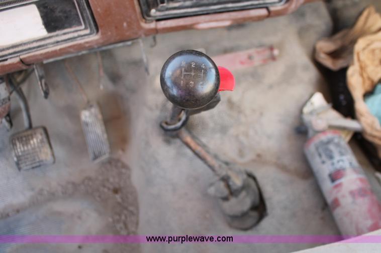 image for item H8421 1982 Ford 8000 crane truck