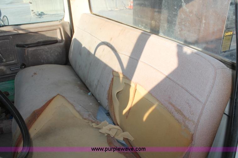 image for item H8421 1982 Ford 8000 crane truck