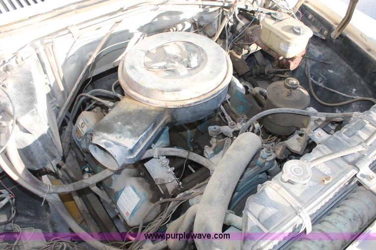 image for item H8421 1982 Ford 8000 crane truck