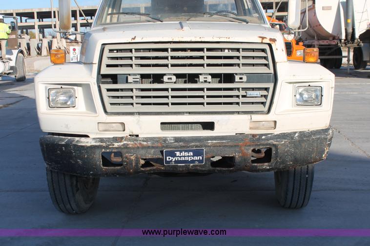 image for item H8421 1982 Ford 8000 crane truck