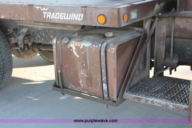 image for item H8421 1982 Ford 8000 crane truck