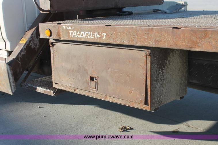 image for item H8421 1982 Ford 8000 crane truck