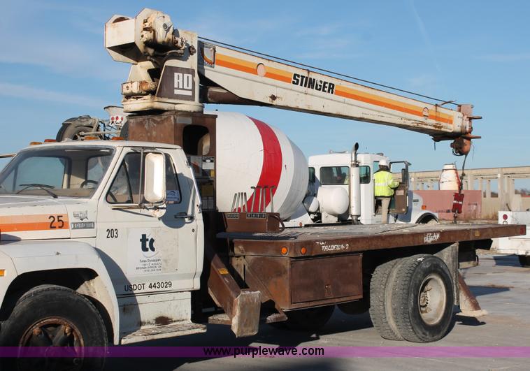 image for item H8421 1982 Ford 8000 crane truck