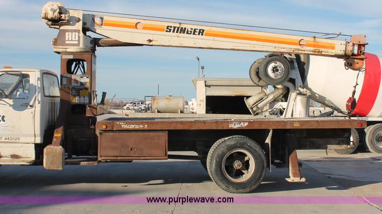 image for item H8421 1982 Ford 8000 crane truck