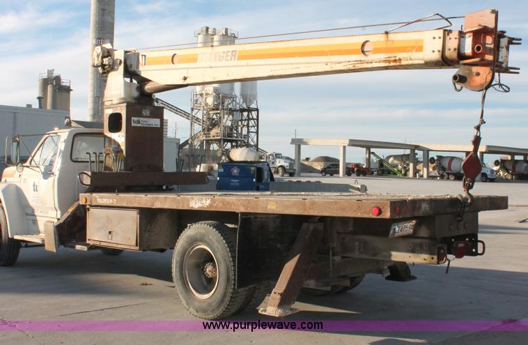 image for item H8421 1982 Ford 8000 crane truck