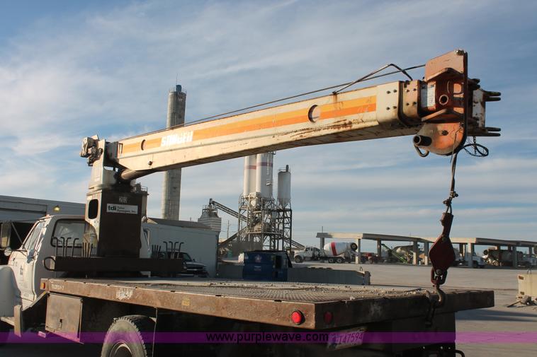 image for item H8421 1982 Ford 8000 crane truck