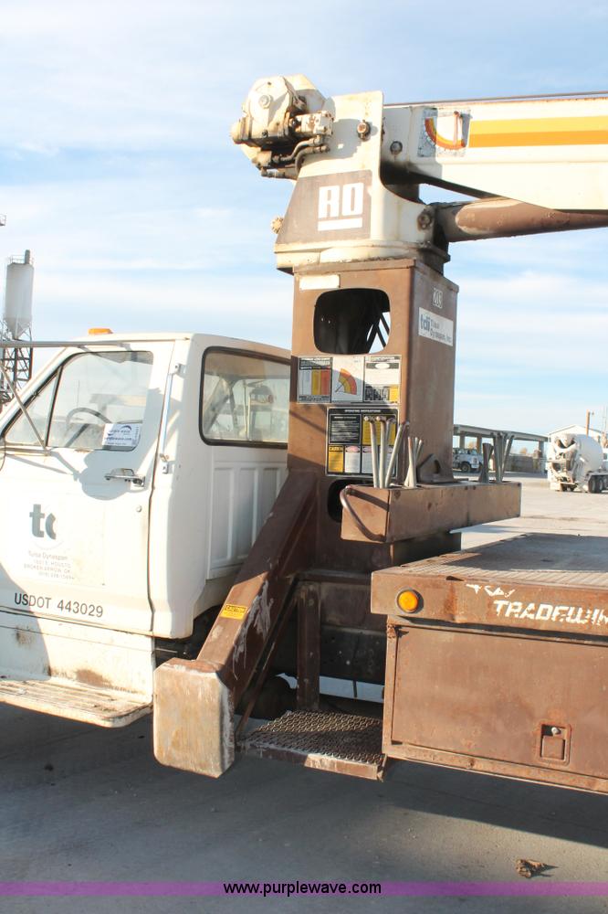 image for item H8421 1982 Ford 8000 crane truck