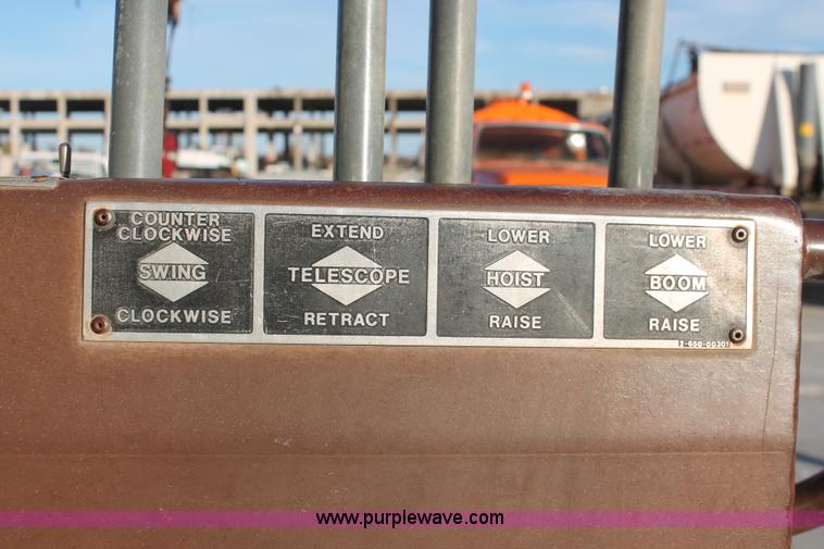 image for item H8421 1982 Ford 8000 crane truck