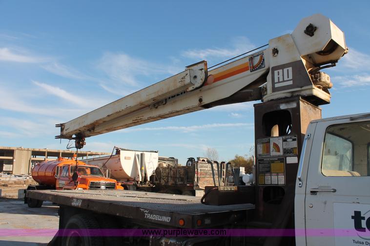 image for item H8421 1982 Ford 8000 crane truck