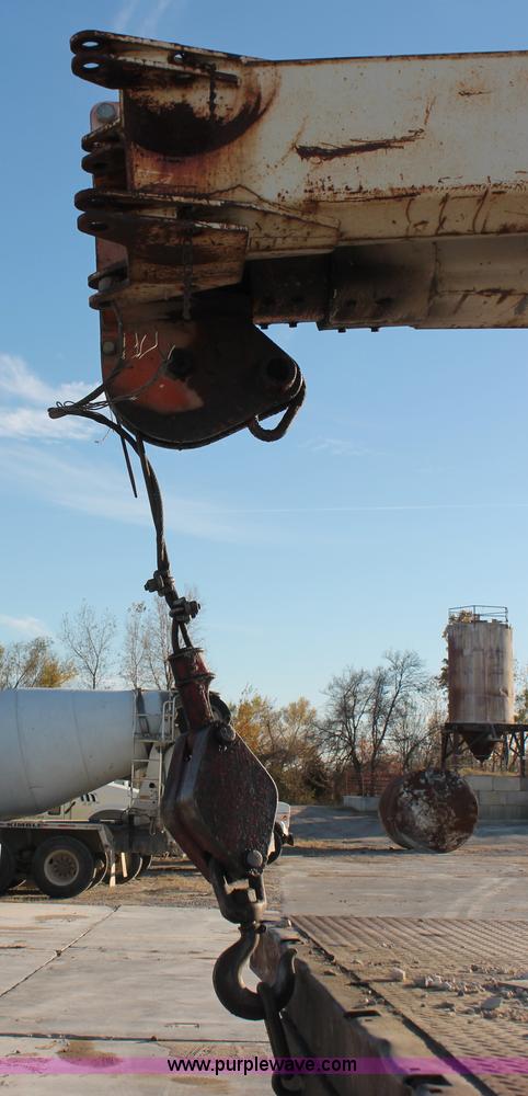 image for item H8421 1982 Ford 8000 crane truck