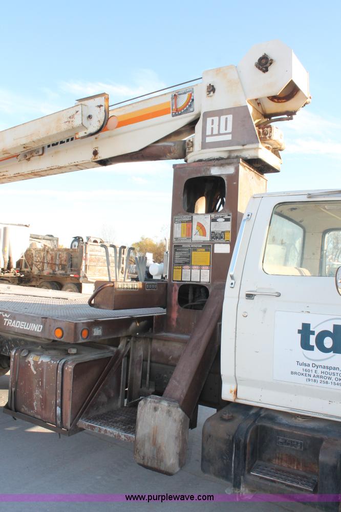 image for item H8421 1982 Ford 8000 crane truck