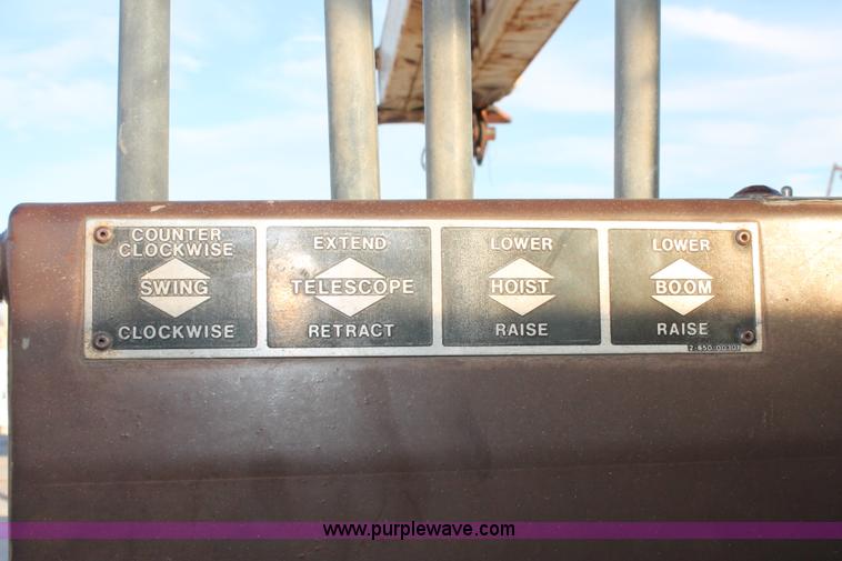 image for item H8421 1982 Ford 8000 crane truck