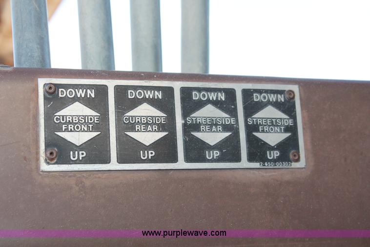 image for item H8421 1982 Ford 8000 crane truck