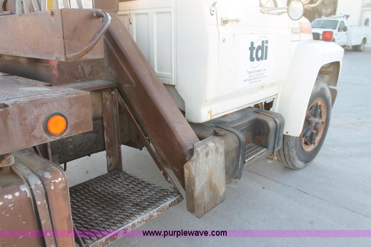 image for item H8421 1982 Ford 8000 crane truck