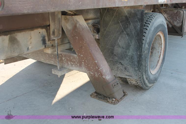 image for item H8421 1982 Ford 8000 crane truck