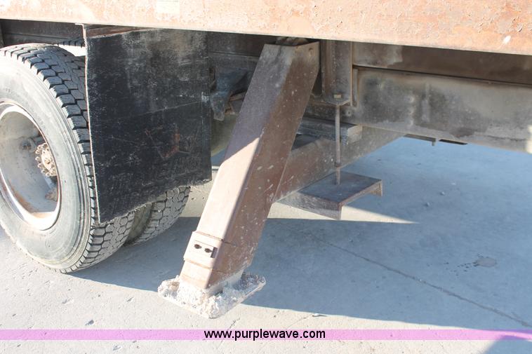 image for item H8421 1982 Ford 8000 crane truck