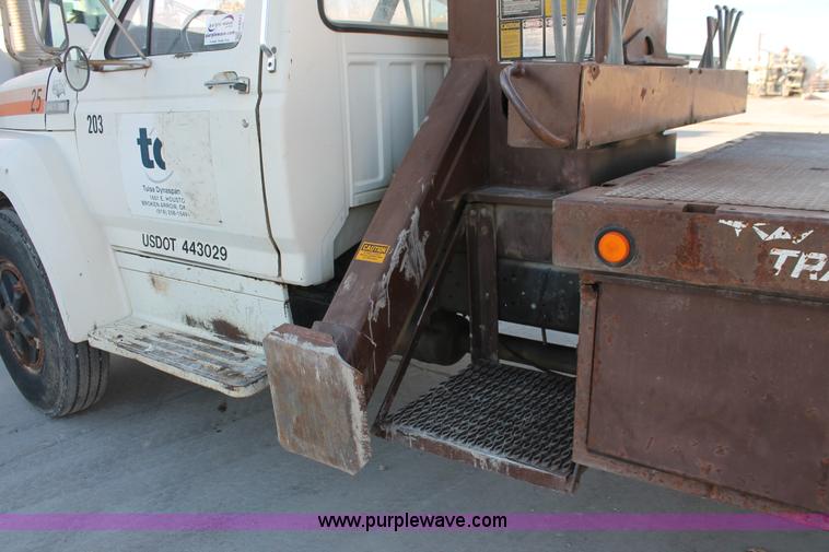 image for item H8421 1982 Ford 8000 crane truck