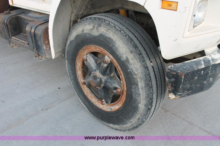 image for item H8421 1982 Ford 8000 crane truck