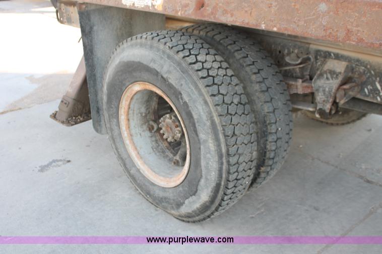 image for item H8421 1982 Ford 8000 crane truck