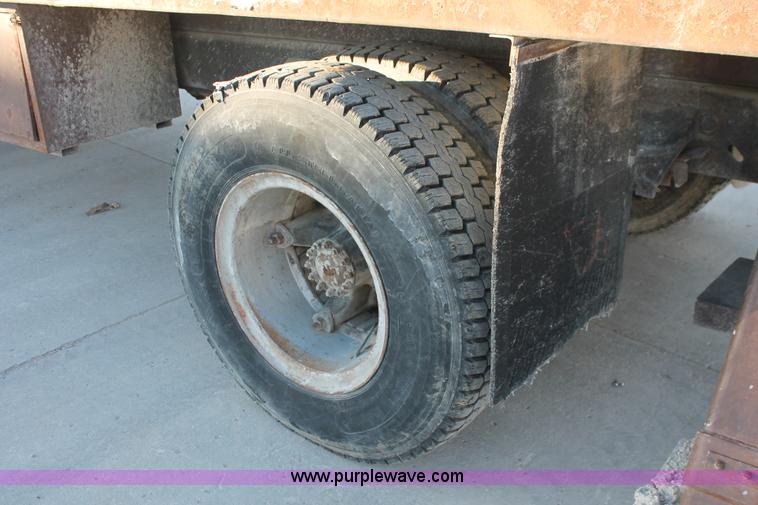 image for item H8421 1982 Ford 8000 crane truck