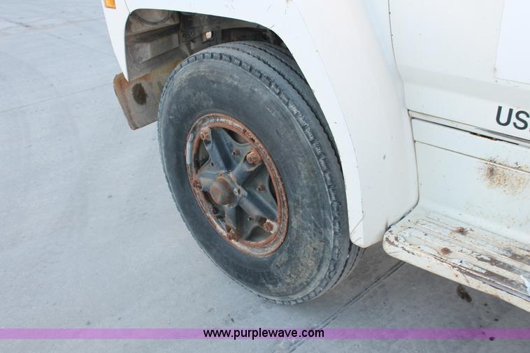 image for item H8421 1982 Ford 8000 crane truck