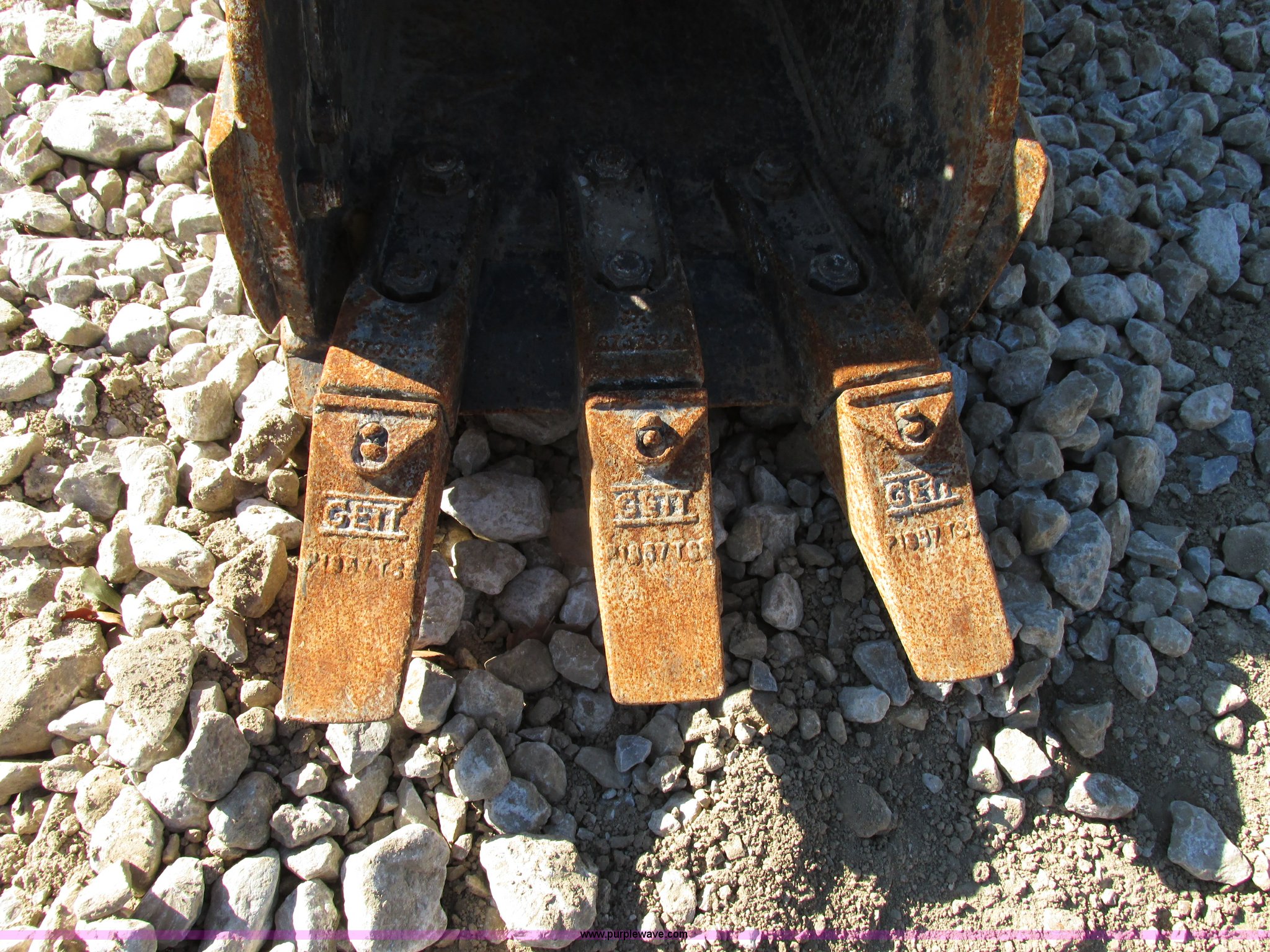 Bobcat 6735350 three tooth mini excavator bucket in Blue Springs, MO