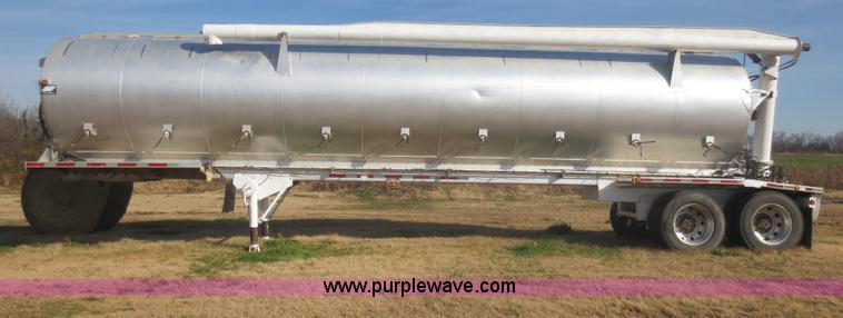image for item F6743 2002 Warren AT-36-SER09 36' bulk feed semi trailer